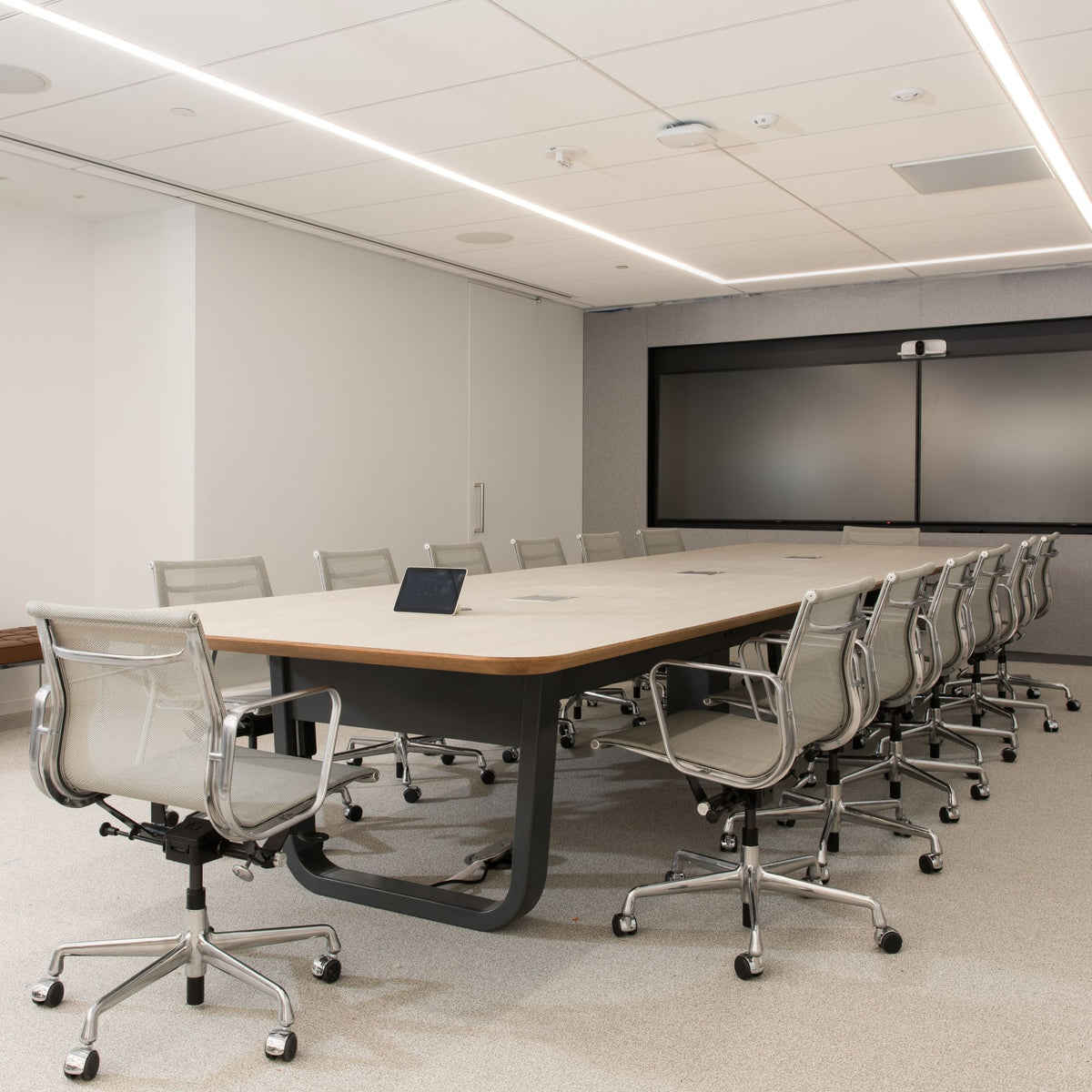 CURVED TRAPEZOIDAL CONFERENCE TABLE - Hugo & Hoby